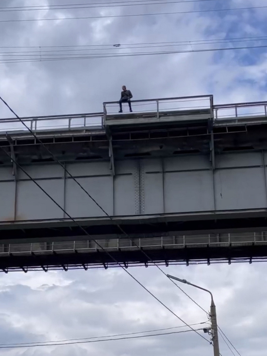 Спасатели сняли мужчину с железнодорожного моста в районе улицы Брянской Красноярске