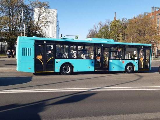 На городские маршруты в Петербурге вышли новые экологичные автобусы