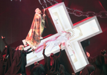 Популярный артист Филипп Киркоров, который во время концерта в Кремлевском дворце танцевал на наклоненном кресте, уже извинился за свое выступление, в котором многие, включая депутатов Госдумы, увидели оскорбление чувств верующих