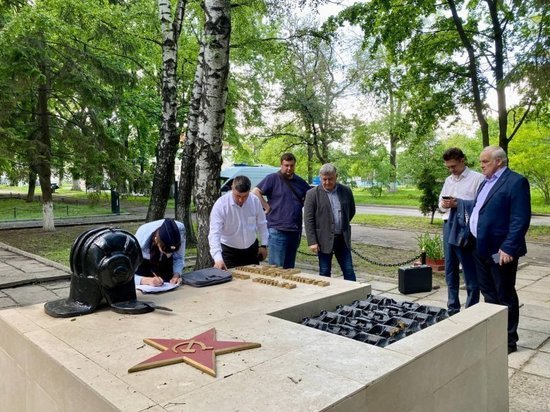 В Курске к выяснению причин появления повреждений на памятнике Блинову подключена полиция