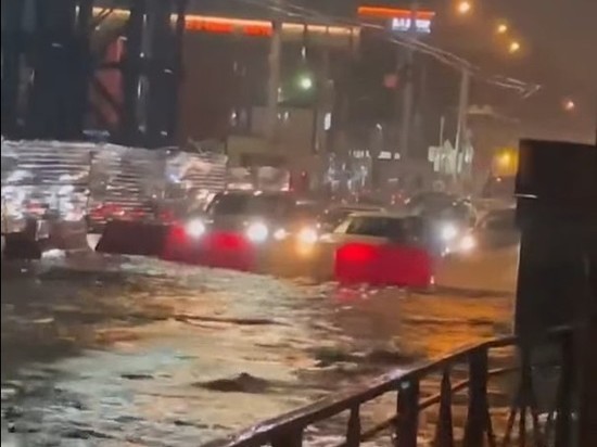 В Новосибирске после ливня по дорогам поплыли пластиковые блоки