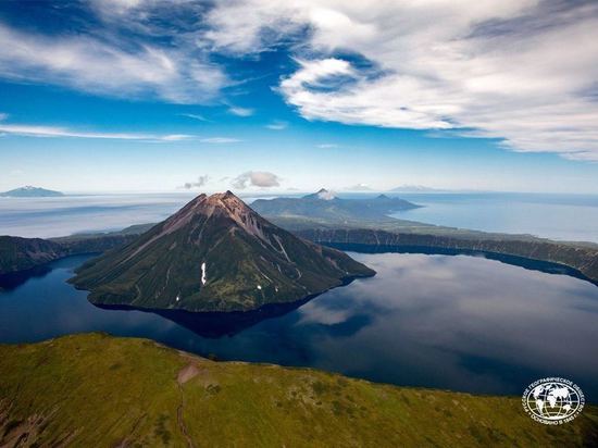 Вулкан на Курилах вошел в число самых удивительных мест для селфи в России