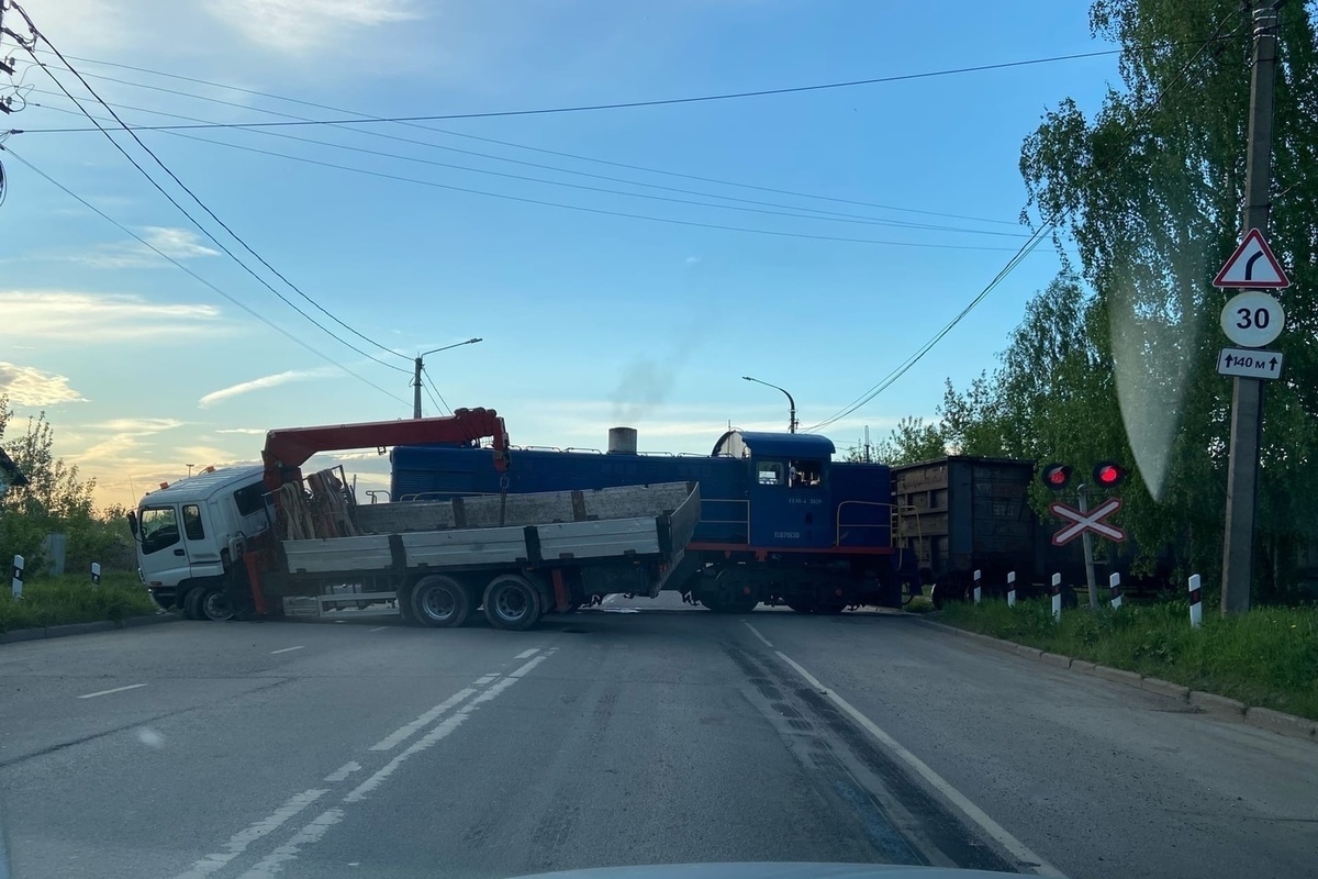 Костромские ДТП: тепловоз против грузовика