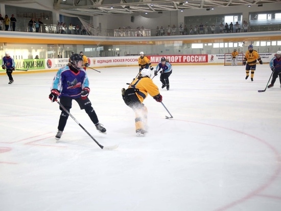 Челябинские хоккеистки взяли серебро на Всероссийских соревнованиях «Золотая шайба»
