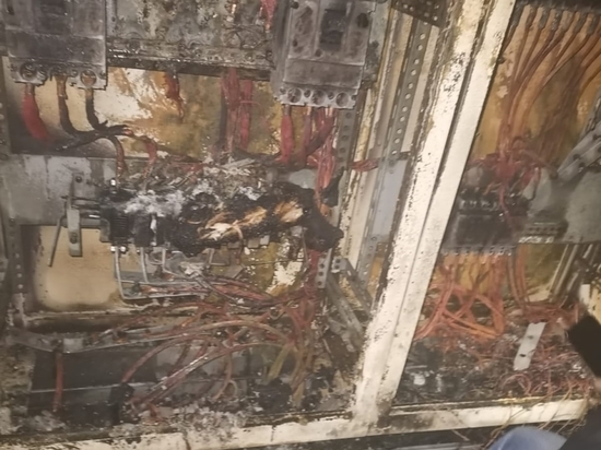 Элеткрощит загорелся в многоэтажном доме в селе на Сахалине
