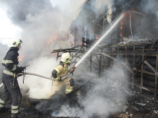 В пожаре в Медведевском районе пострадали несколько домов
