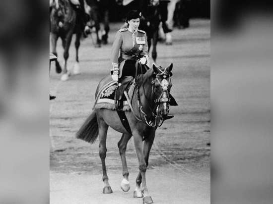 В Сети появилось архивное фото молодой Елизаветы II на коне