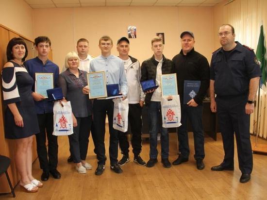 Спасших женщину и ребенка подростков из Красноярского края наградили в Следкоме