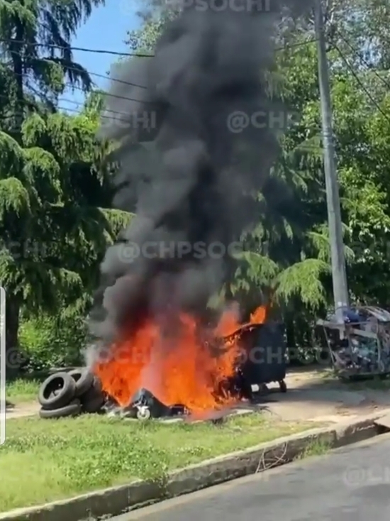 В Сочи около жилого дома сгорели мусорные баки
