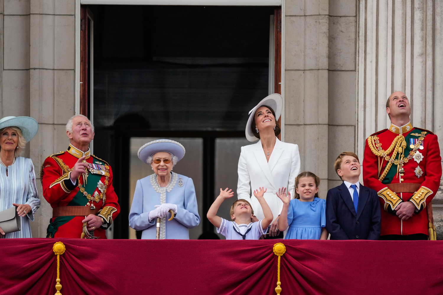 Платиновый юбилей Елизаветы II собрал всю родню: кадры торжества