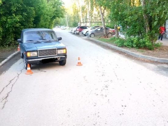 В Новосибирске 9-летняя девочка угодила под колеса синих «Жигулей»
