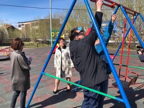 Общественники нашли дефекты на детских площадках Салехарда