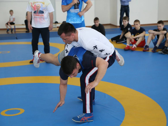 Победитель Олимпийских игр провел мастер-класс для юных борцов Хабаровского края
