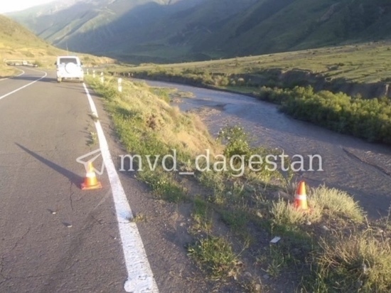 Автомобиль с людьми упал в реку на юге Дагестана