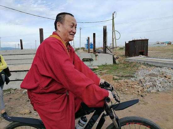 Хамбо лама Дамба Аюшеев в Бурятии пересел на велосипед