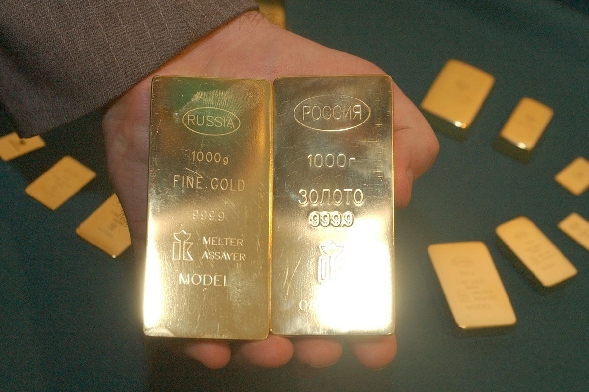 Банк покупает золото. Банковское золото. Слиток золота. Золотые слитки в Центральном банке. Золотые слитки Центробанка РФ.