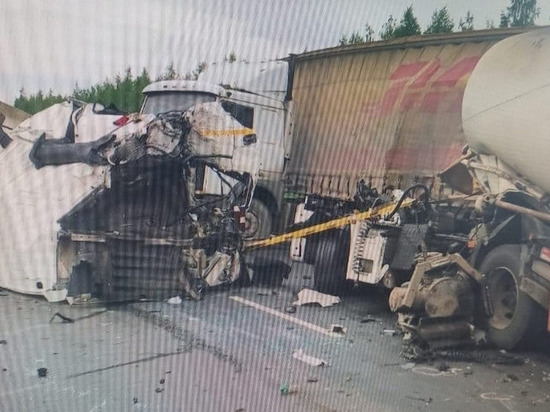 В Рязанской области цементовоз врезался в фуру
