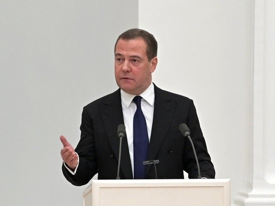 Медведев заявил, что Запад не сможет изолировать Россию