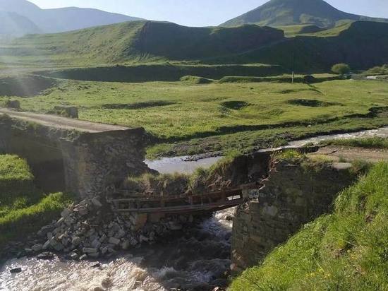 Ливни разрушили опору моста в Дагестане