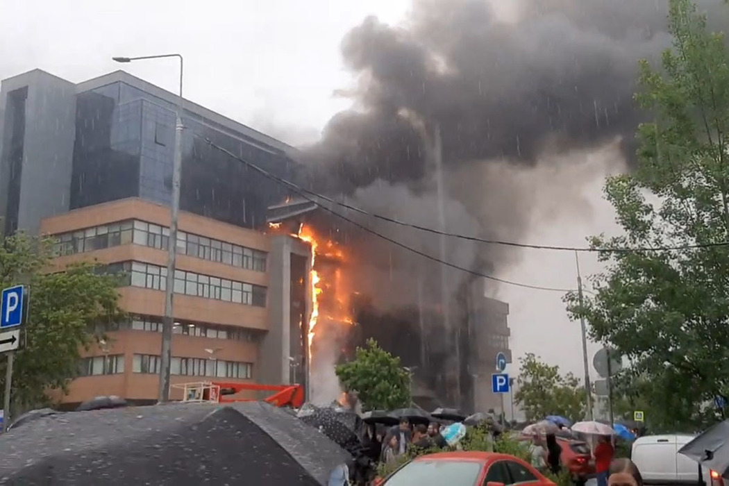 Пожар в "Гранд Сетунь Плазе" локализовали: фото тушения бизнес-центра