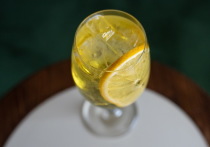 Нарколог Евгений Брюн рекомендовал в жару пить белое вино с лимоном.