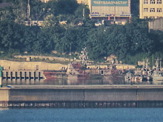 В Новороссийск отбуксировали поднятый со дна моря корабль ВСУ
