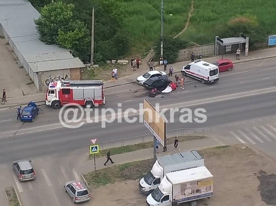 В ДТП с легковушками в Краснодаре погиб мотоциклист