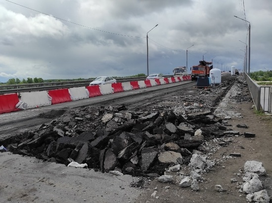 Томичи критикуют мэрию за скорость ремонта Коммунального моста через Томь