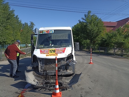 Два человека попали в больницу после аварии с маршруткой в Омске