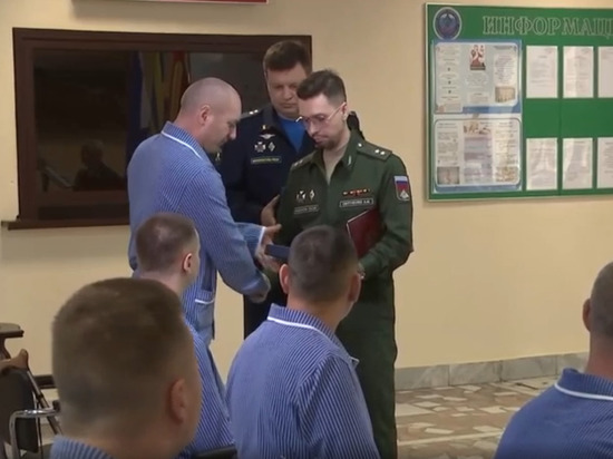 Раненым в ходе спецоперации военным вручены документы о переподготовке