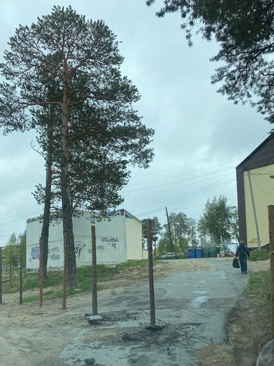 В Ноябрьске застройщик воткнул кол в отремонтированный проезд к жилому дому