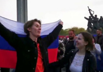 Студент Александр Дубьяго, которого задержали в Риге после Дня Победы за то, что молодой человек пришел к памятнику советским Воинам-освободителям с российским флагом, останется под арестом