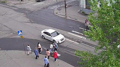 Водитель в Петрозаводске решил проскочить в опасной близости от пешеходов