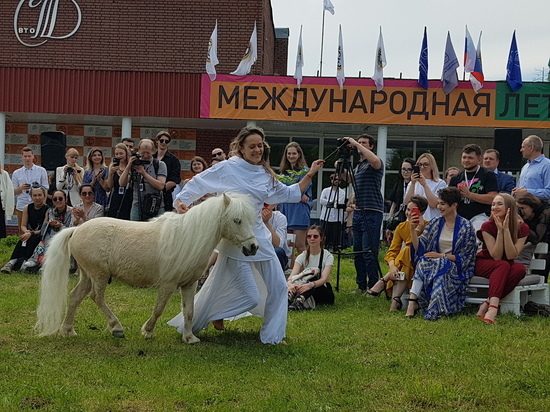 Студенты приехали в Звенигород как на подиум: великолепие национальных костюмов и украшений