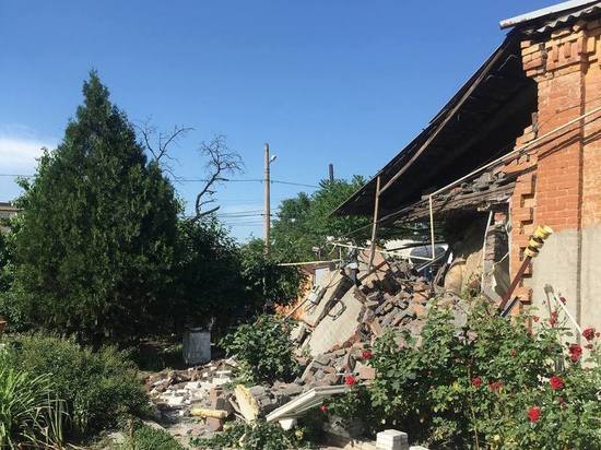 Мэр Донецка показал последствия обстрела двух районов города: ФОТО