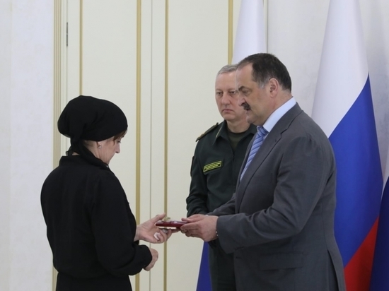 Глава Дагестана вручил награды семьям погибших росгвардейцев
