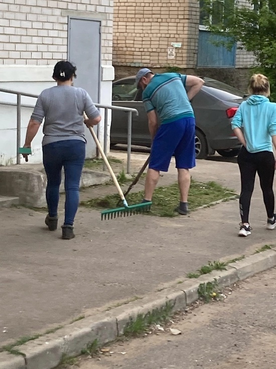 Почему не убирают дворы. Компания во дворе. Русские солдаты дворы убирают. Убираю. Огоньков проверяет благоустройство дворов в Твери.