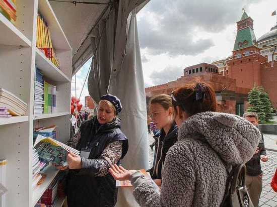 На Красной площади стартовал 8-й книжный фестиваль, объединивший писателей, поэтов, издателей, актеров, музыкантов и десятки тысяч читателей