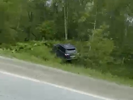 Автомобиль Subaru Legaсy улетел в кювет на юге Сахалина