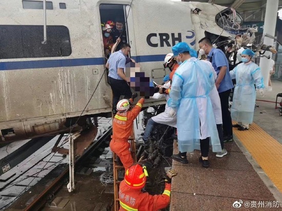 Скоростной поезд сошел с рельсов в Китае