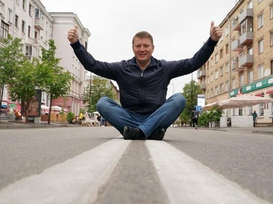 Мэр Красноярска снова сфотографировался на двойной сплошной на открытии проекта «В центре Мира»