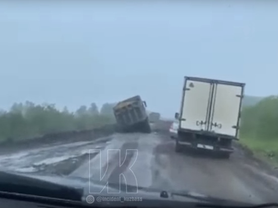Грузовики и автобус застряли в грязи на кузбасской трассе