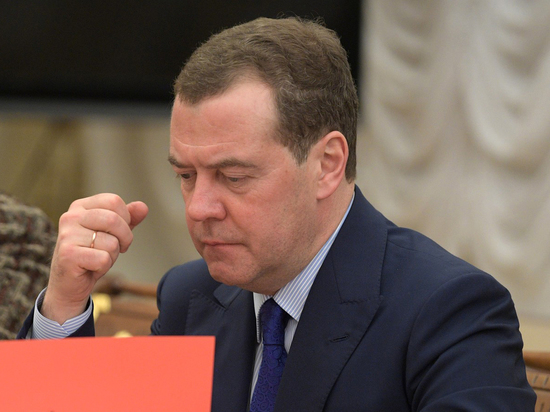 Медведев вспомнил про "детей врагов народа" из-за санкций против семьи Пескова
