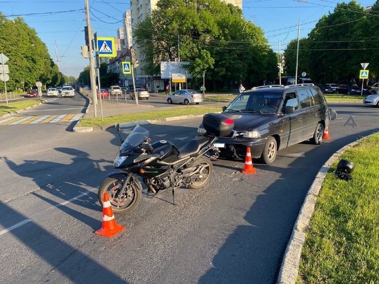 В Калининграде Mazda сбила девушку на мотоцикле