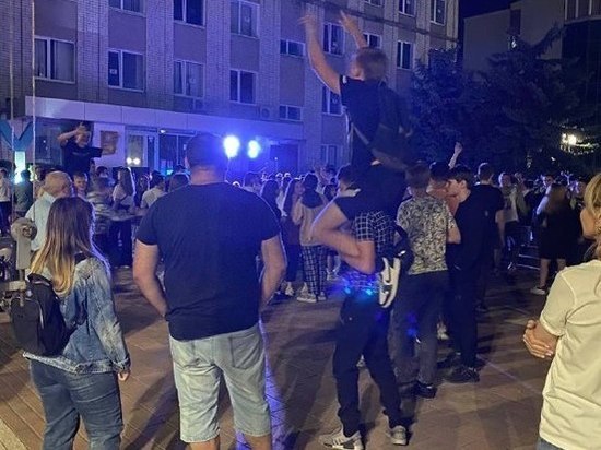 В Невинномысске лето встретили дискотекой на площади