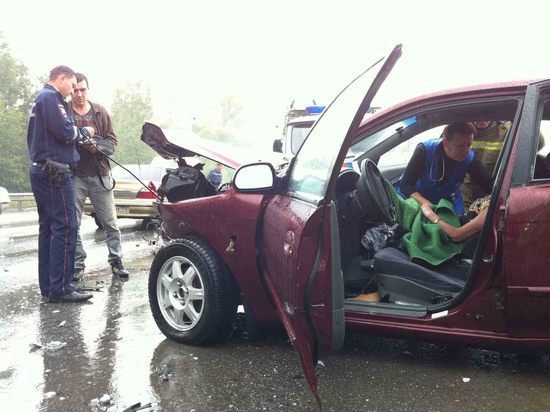Пьяная автоледи на иномарке смяла клумбу мэрии города Башкирии