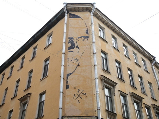 На Маяковского начали закрашивать граффити с портретом Хармса