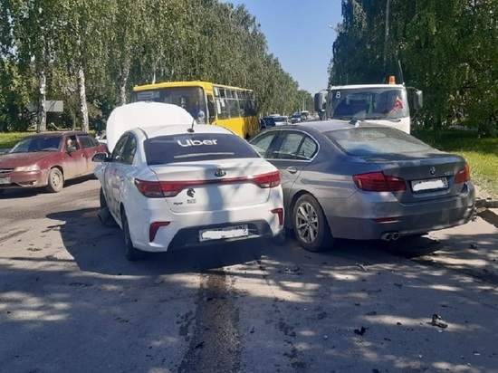 Автомобиль такси Uber столкнулся с BMW в Екатеринбурге