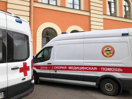 Петербурженка обнаружила голого избитого соседа на лестничной площадке в Колпинском районе