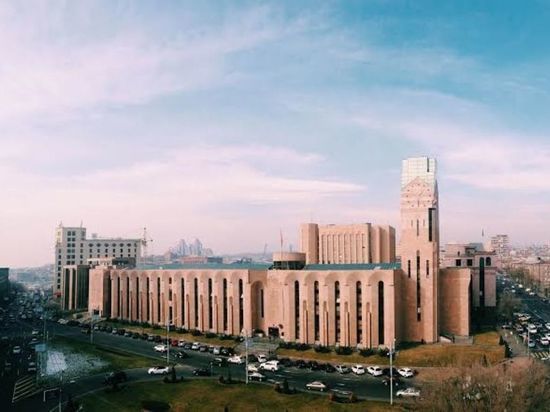 Протестующие в Ереване выдвинулись к резиденции премьера Пашиняна